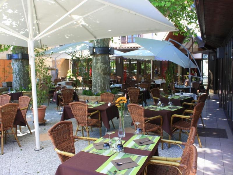 Logis Hotel Tante Yvonne & Son Restaurant Semi-Gastronomique - Lyon Nord Quincieux Exteriér fotografie
