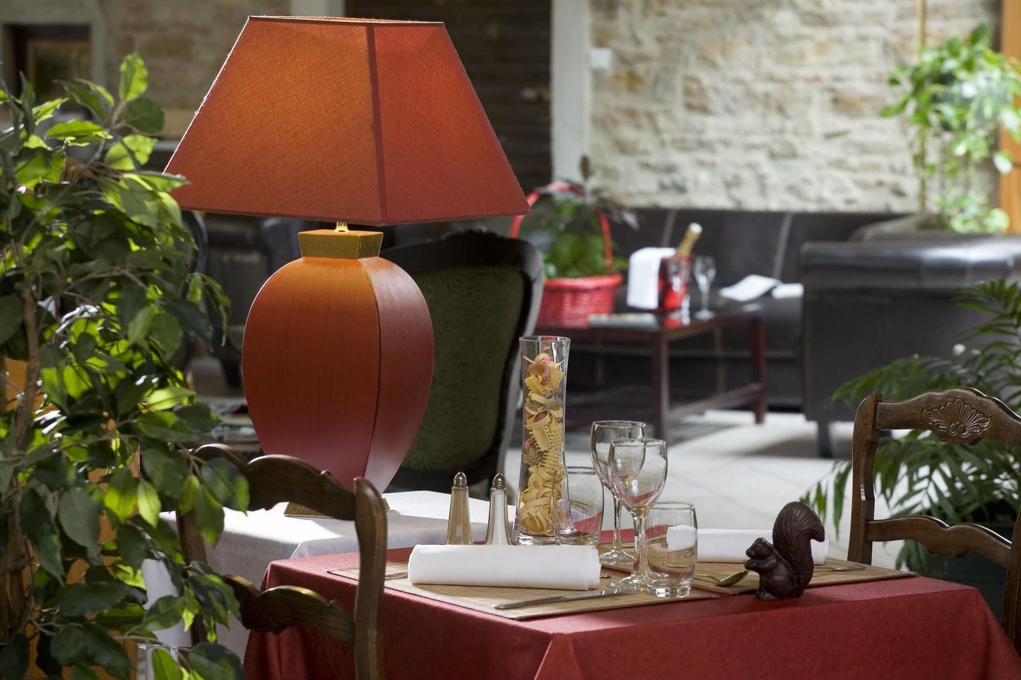 Logis Hotel Tante Yvonne & Son Restaurant Semi-Gastronomique - Lyon Nord Quincieux Exteriér fotografie